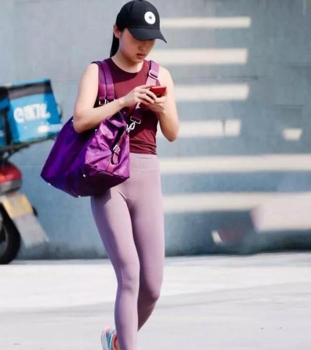 女孩 打底裤“有个性”，时髦的女孩都喜欢穿着它去商场，你想试试吗？