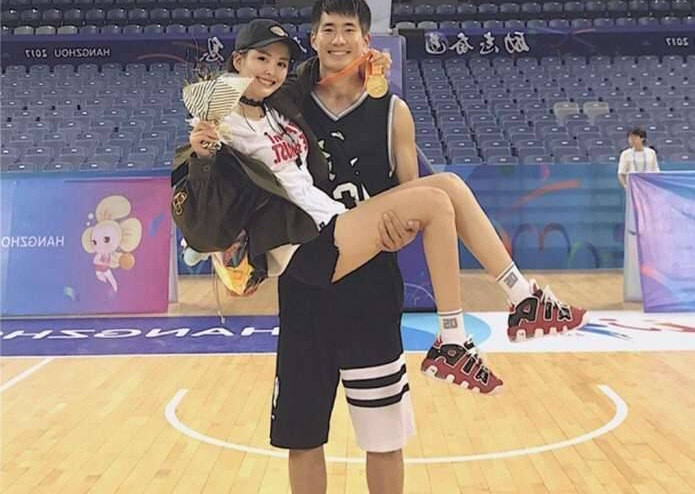 科比|又一校花NBA美女主播! 名模身材堪比明星, 北大学霸男友令人羡慕