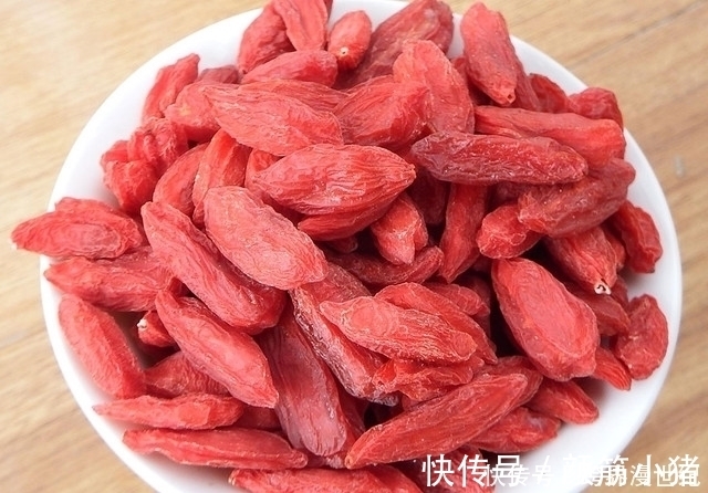 枸杞|每晚睡前嚼5粒枸杞，坚持半月，3大好处“会找上你”，早吃早好