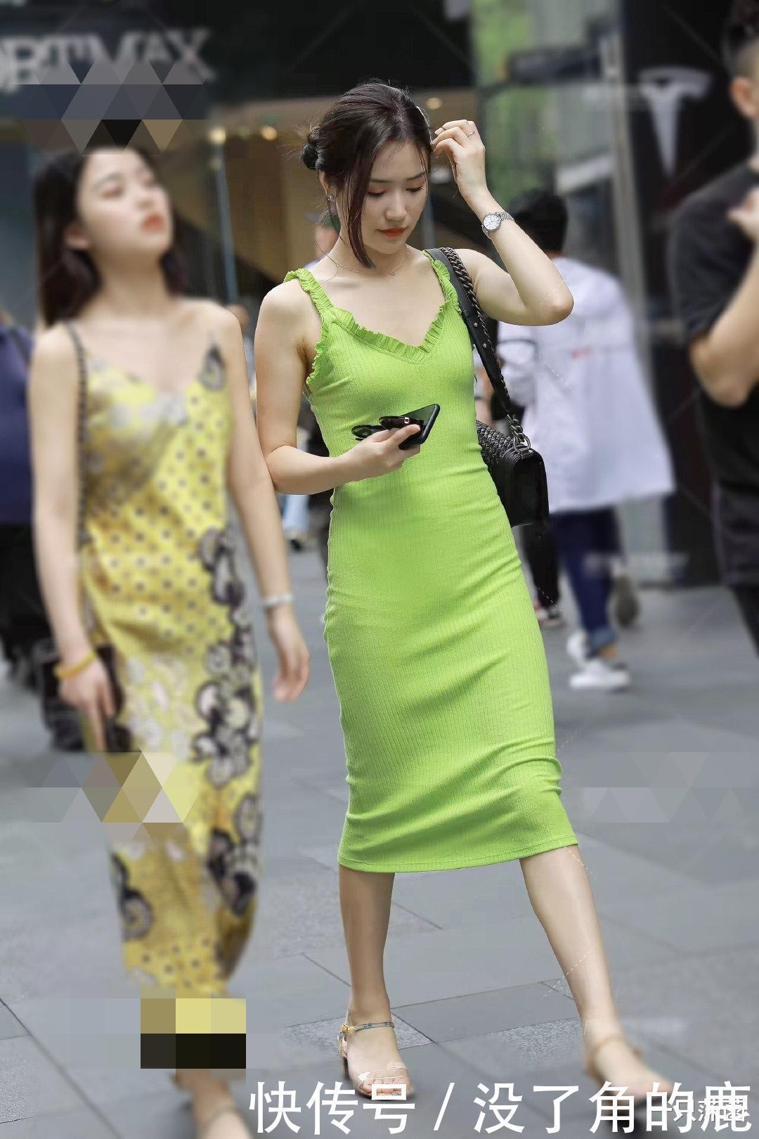 厚妆|姐姐逛街带厚妆，穿青绿修身裙配黑包，美得不像话