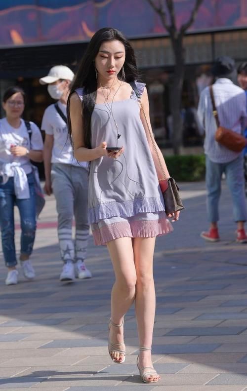 小姐姐 浅紫色蛋糕连衣裙搭配粗低跟鞋，风格高雅，层次感十足