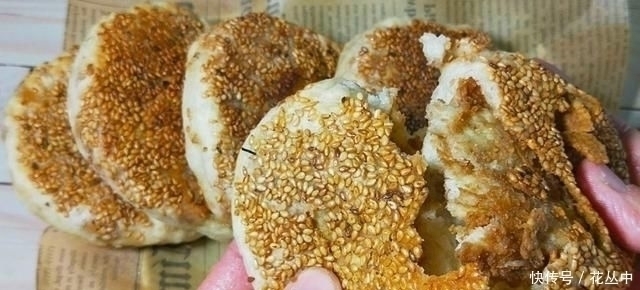 芝麻烧饼这样做真香,不揉不擀面,更不用调油酥,出锅一盘不够吃