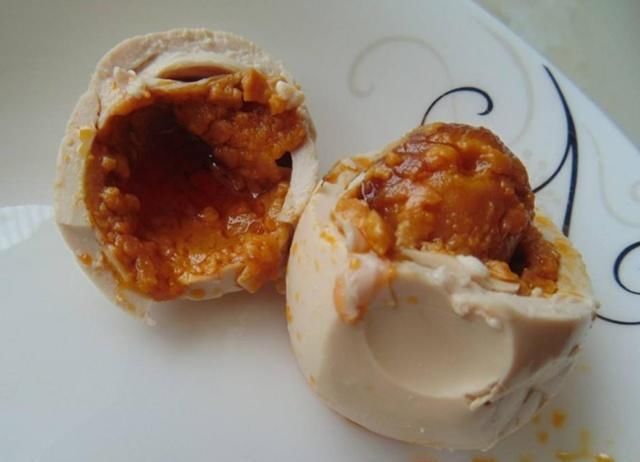 腌咸鸭蛋，要想鸭蛋出油这一步很关键，一定不能少，方法很简单