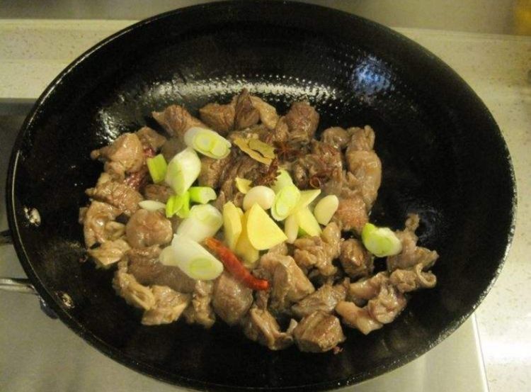 做红烧牛肉,牢记“3窍门放3样”,牛肉软烂好嚼,味道香浓