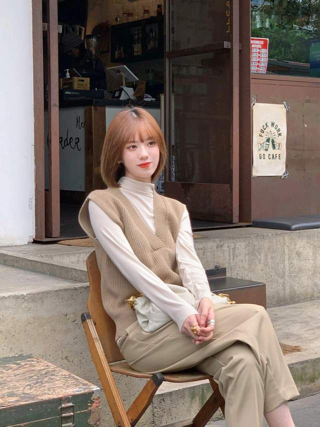 翻领|秋天怎样穿才有气色?身穿一件红色翻领连衣裙,穿上身复古又显白