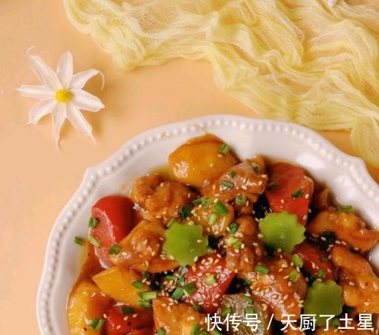 苹果|鸡腿营养丰富，搭配苹果一起炒，酸甜可口！
