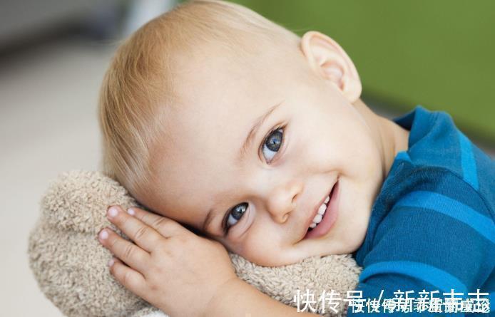 大脑|宝宝睡醒后的这三个动作,是高智商的表现,宝妈可别阻止