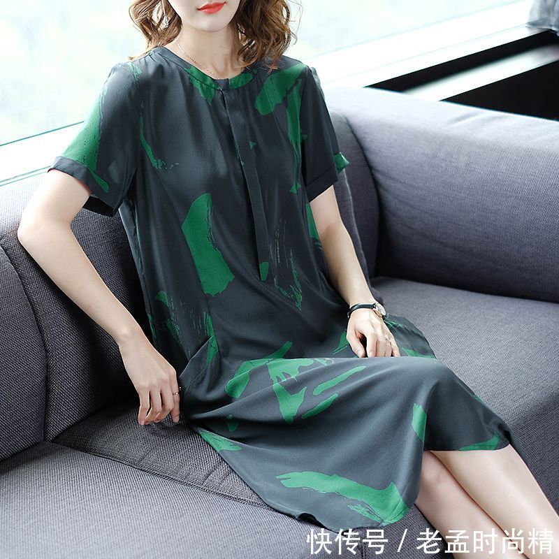 高雅灰 如此漂亮的”高雅灰“高级裙,确实有点贵,但特别受60后爱戴