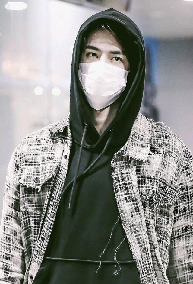 肖戰(zhàn)登|王一博的“引力定律”,亮相造型成亮點(diǎn),粉絲看到鞋子:好眼熟!