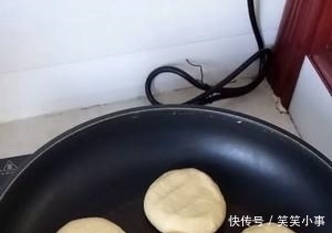平底锅|玉米面新吃法,一碗熟油,筷子一搅,这样做出锅就被抢光