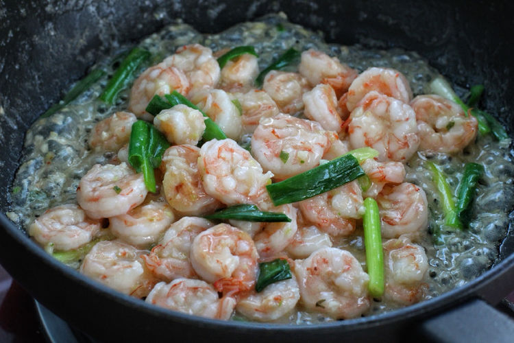 小技巧|掌握三个小技巧，教你一道美味的虾仁做法，学会做给家人吃