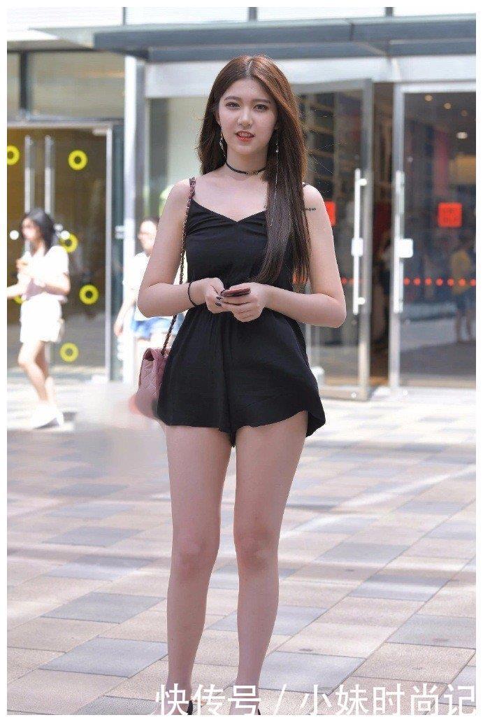姐姐|街拍:简约的黑色小连体裤,配上一席柔顺的披肩秀发,微胖也能温柔可爱