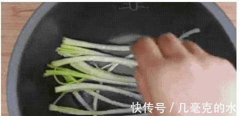 老婆把整只鸡扔进电饭煲,不加一滴水,出锅后家人连骨头都说好吃!