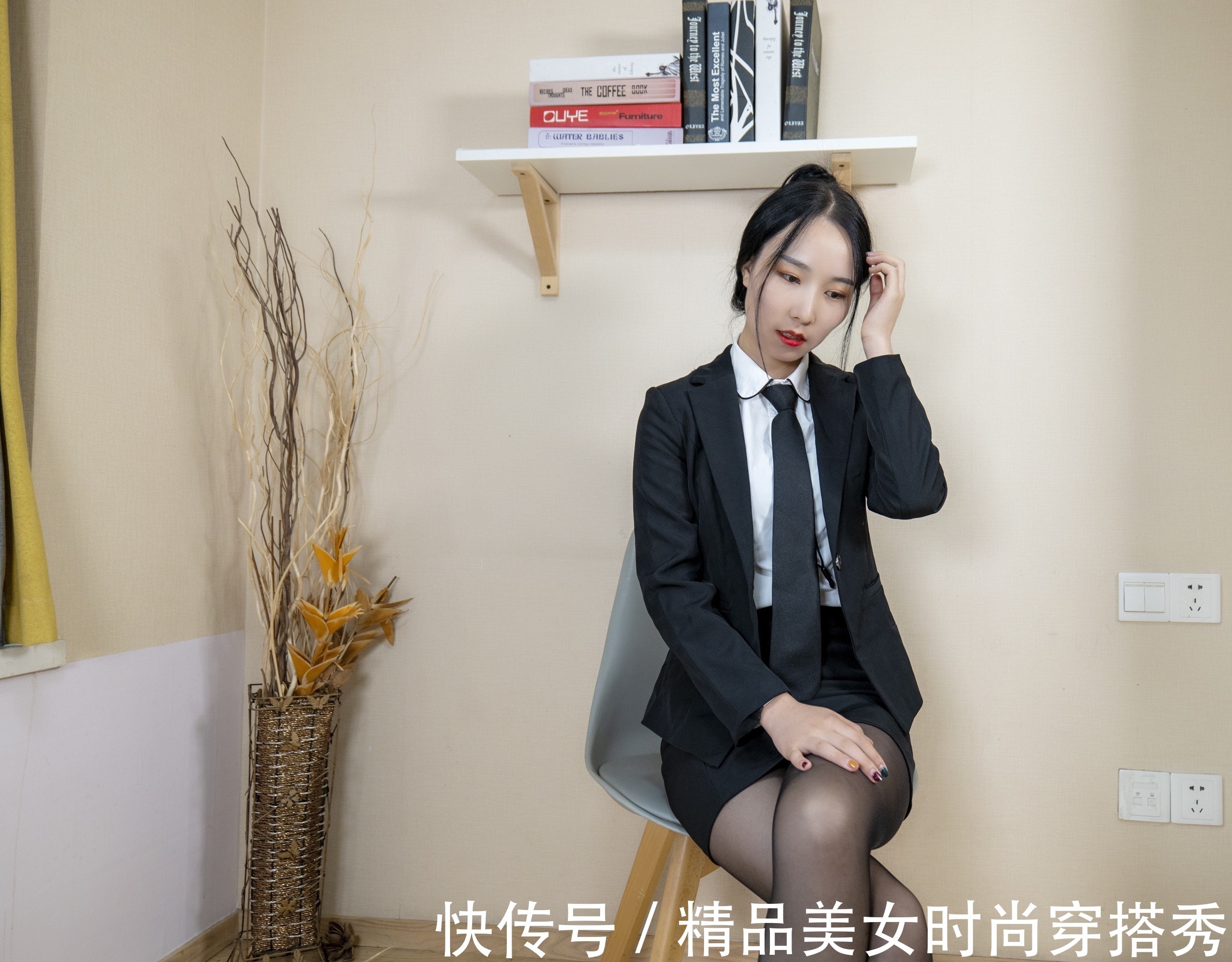 西装套裙|黑色的西装套裙，呈现出女性的职业感，内搭白色衬衫，干练又优雅
