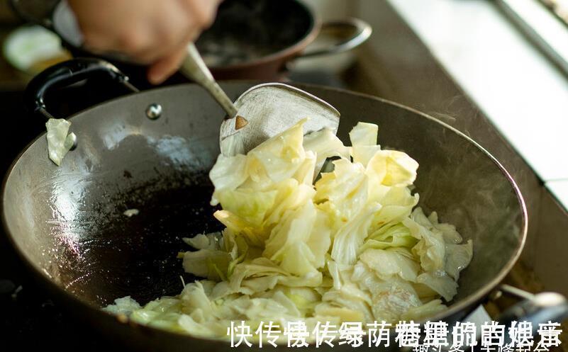 做手撕包菜,不要直接下锅炒,多加1步骤,又香又脆,吃着真下饭