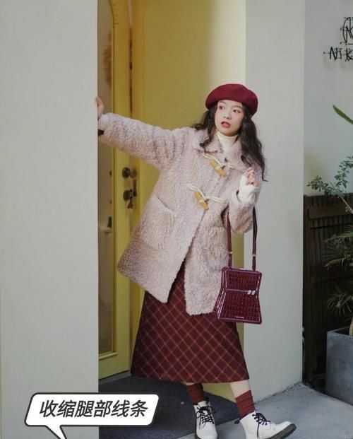 最近火了一种新搭配,叫“袜子+靴子”,显高又拉腿,时髦精必备