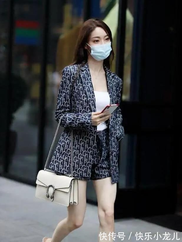 高跟鞋|秋日职场通勤风穿搭,气质的提花小西装套装搭配,干练利落又时尚