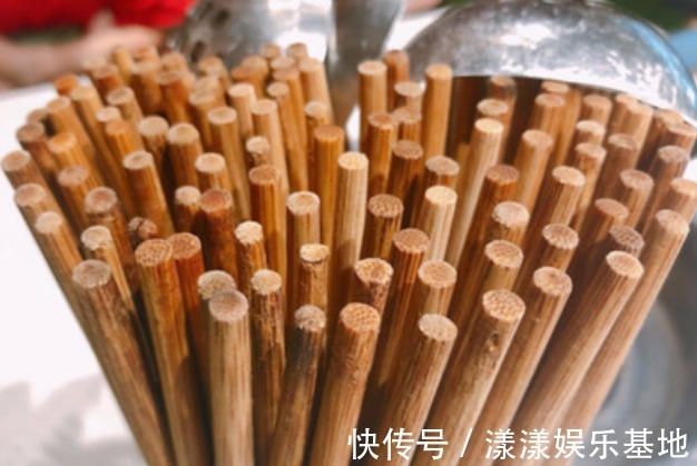 买筷子时,竹筷、木筷、不锈钢筷子哪个好?聪明人只认准这一种!