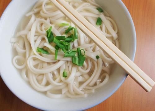 煮面条时,记得提前“放2味”,面条爽滑不坨,又香又好吃