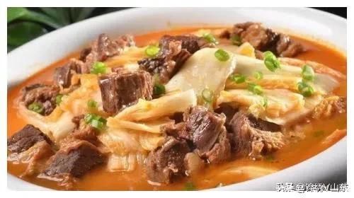 星爷真会享受,一起床就跳进泳池里,美女在旁边帮洗漱