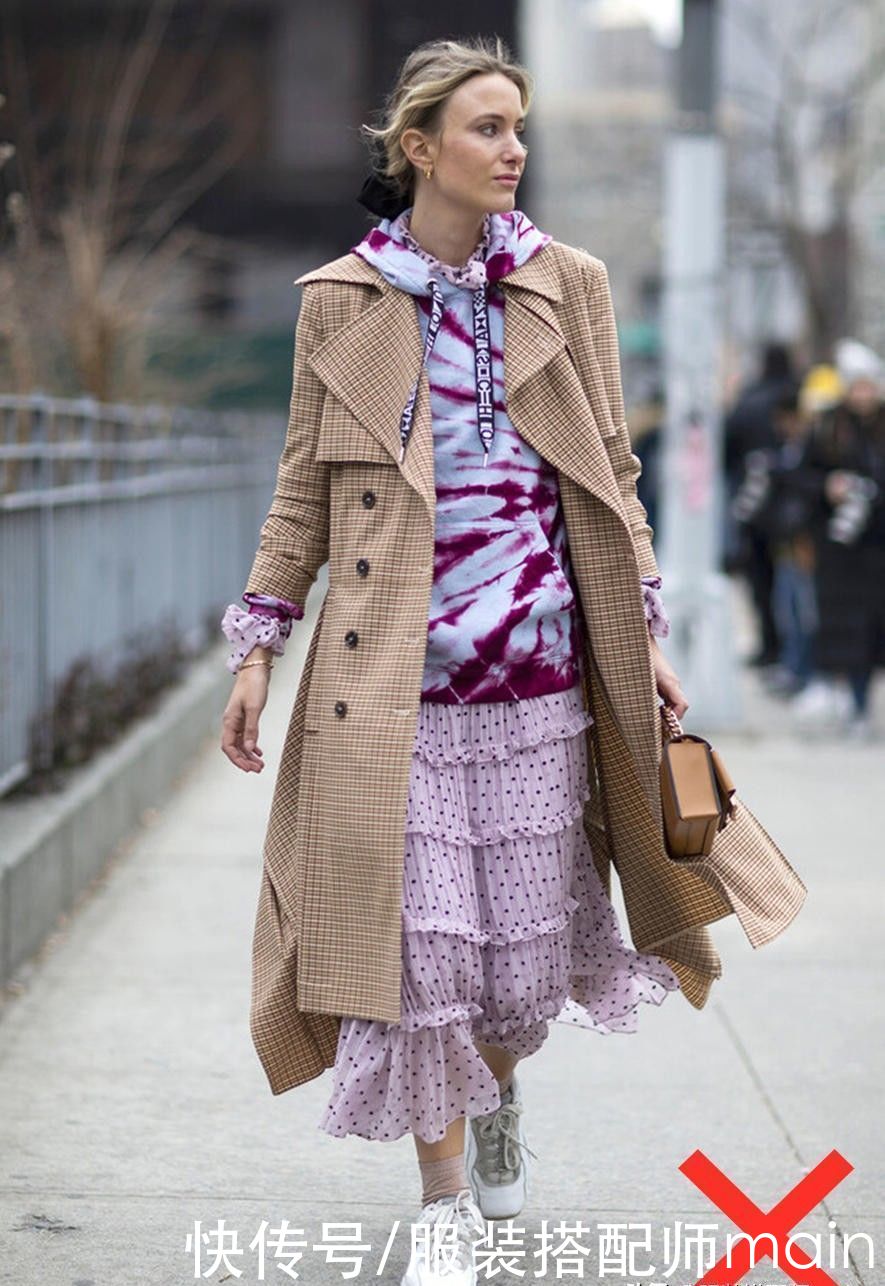“大衣+连帽卫衣”才是今冬的王炸组合，高级又时髦，谁穿谁好看