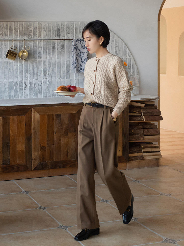 穿搭|这个冬天一定要拥有一件羊毛衫,搭配棕色西装裤,简直不要太美!