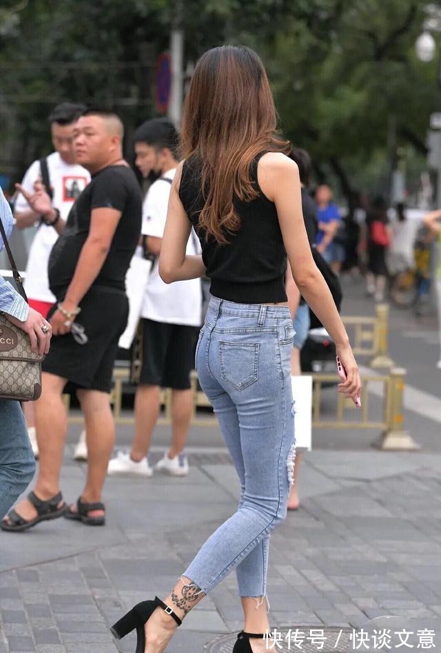 穿搭|简约的黑色背心搭配时髦破洞牛仔裤，简单清爽又显身材