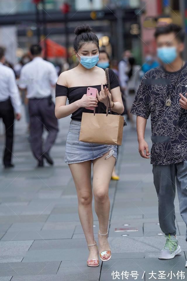 姑娘|美女街拍:肩宽的姑娘,可以选择斜肩短袖搭配牛仔包臀裙,勾勒出柔美线条