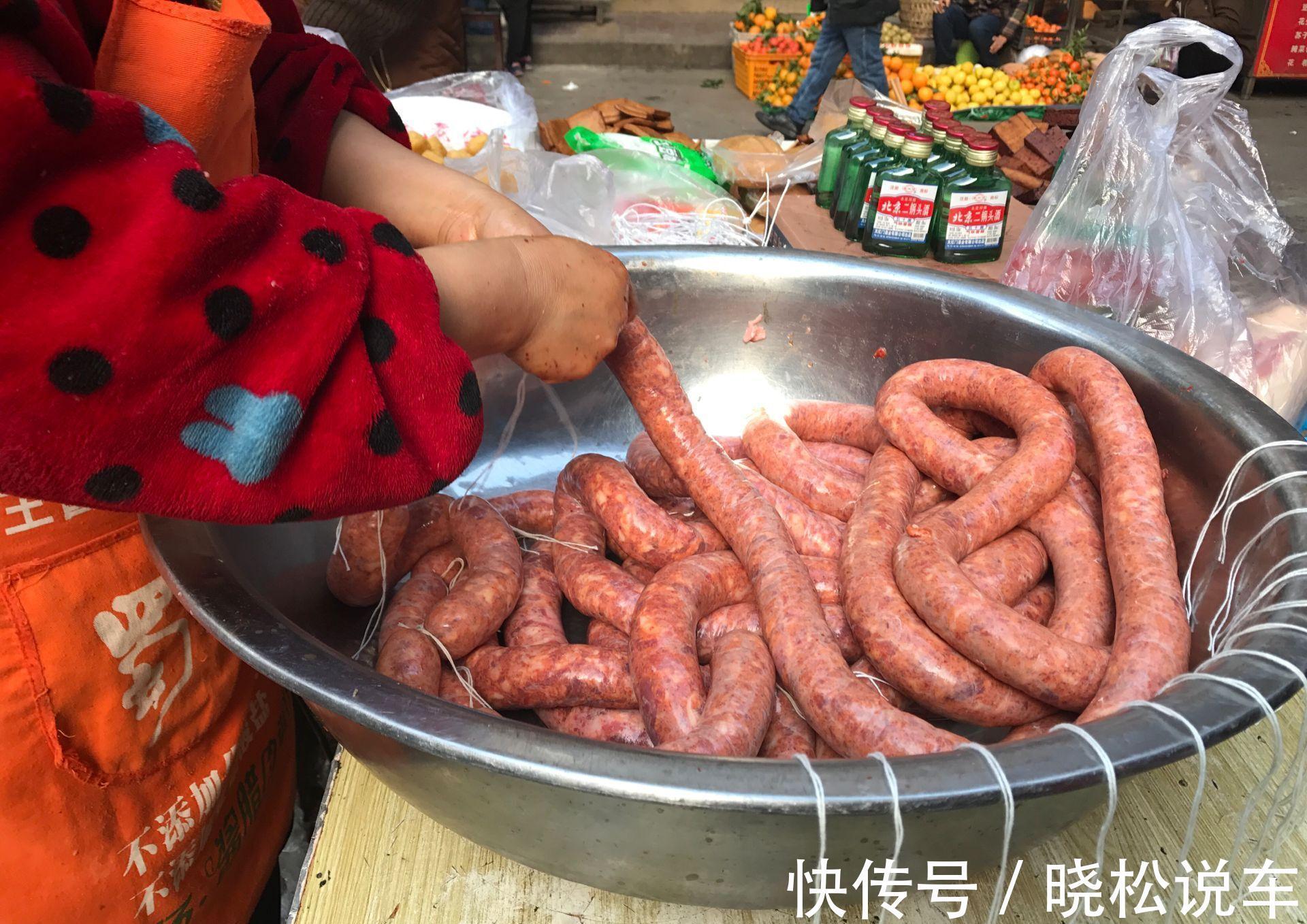 灌香肠时,牢记这3个技巧,灌出的香肠好吃又下饭,放半年也不坏