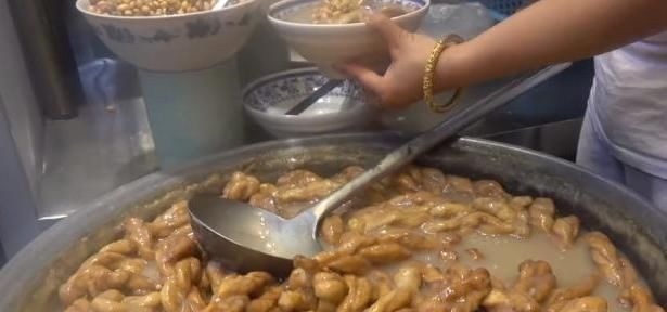 大叔早餐只卖“它”1碗4元,每天能卖6大桶,外地人吃1次就够了