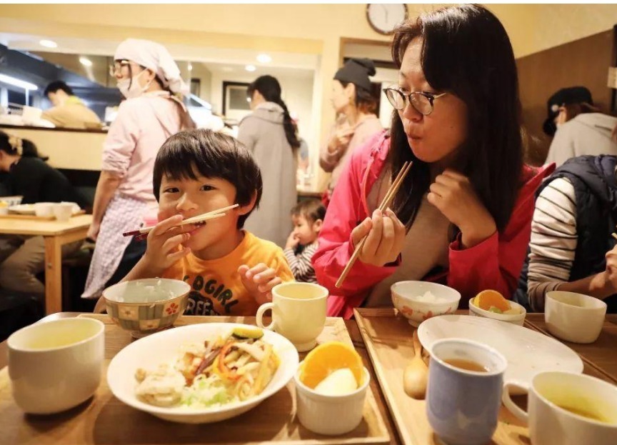 孩子|看到餐厅这对母女“窒息一幕”，才明白有的孩子，一辈子富不起来