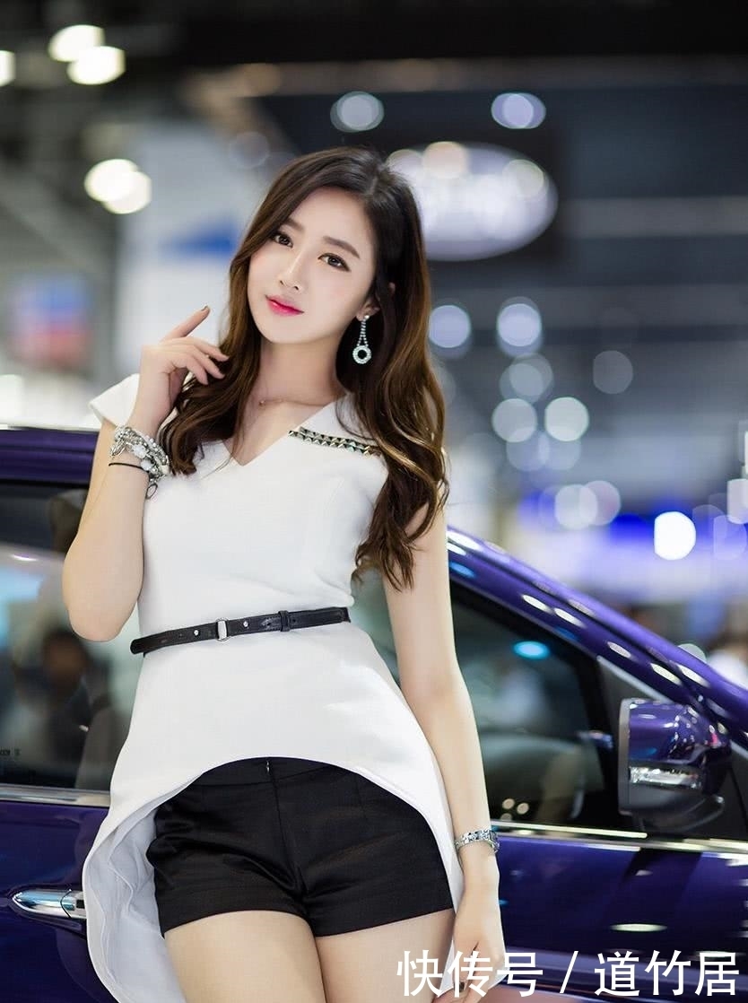 妩媚|性感时尚的白色服饰搭配,将美女车模展现的妩媚性感迷人