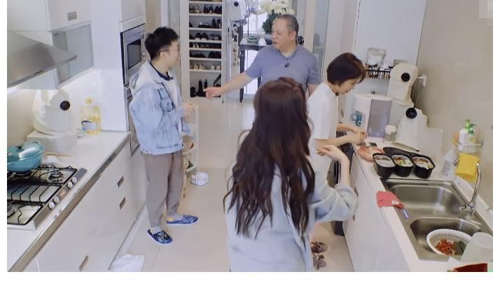 做法|宋妍霏用自热饭摆盘糊弄杨迪，却被他抓包好尴尬，杨迪做法太暖了