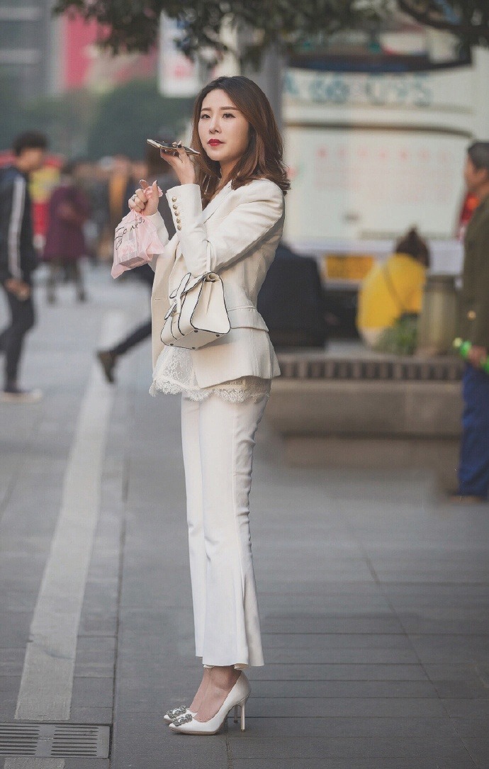 街拍清新靓丽的小美女,娇美又可爱,真是青春活力无限