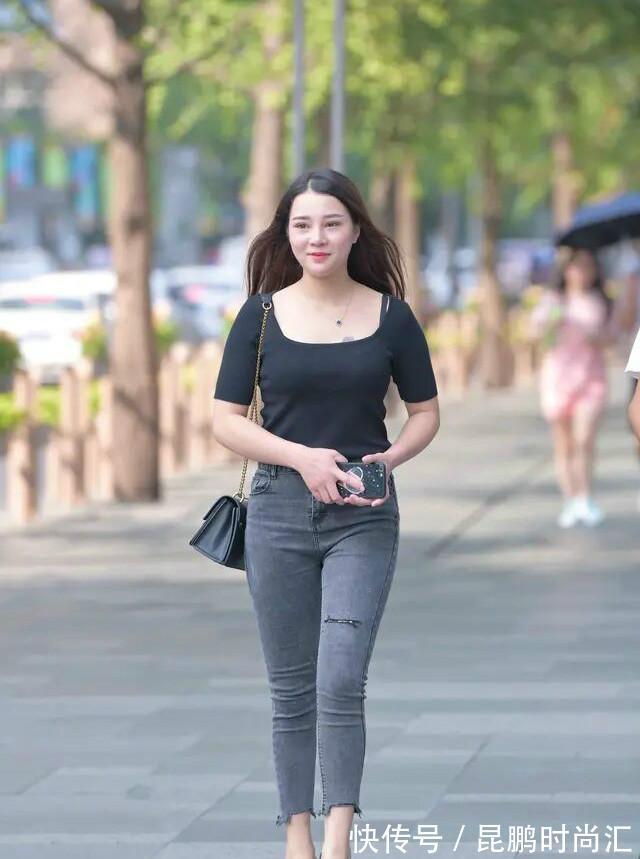 美女 美女脚上搭配上一双裸色的尖头高跟鞋,让双腿显得修长又迷人