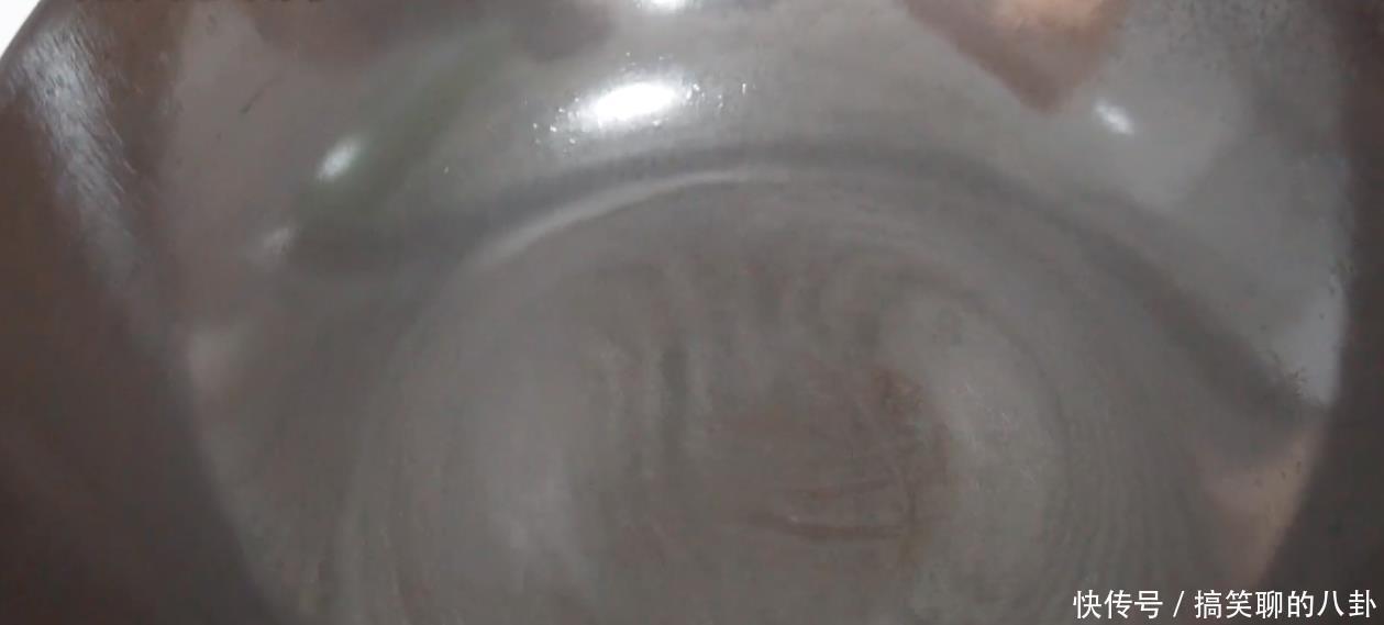 铁锈|铁锅生锈不要扔,教你一招,铁锅变身不粘锅,以后都不会生锈了
