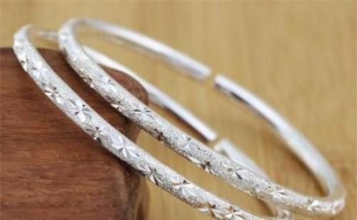 手镯|长期戴“银手镯”?最后会有什么变化?这3个变化不妨了解一下