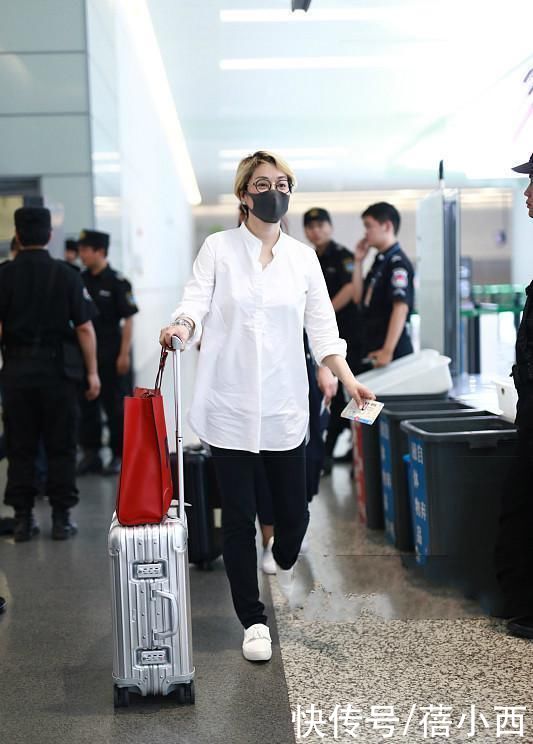 穿搭|58岁毛阿敏越老越时髦，穿白衬衫配牛仔裤走机场，170身材太出挑