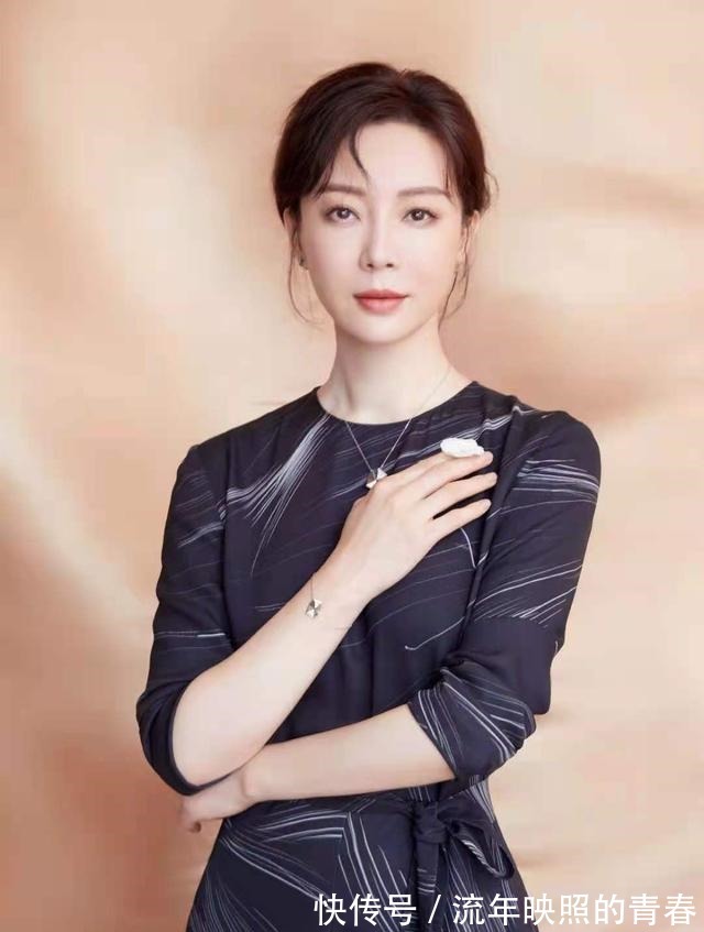 发型 女人过了45岁尽量别留长发、烫卷发!推荐这5款发型,太减龄