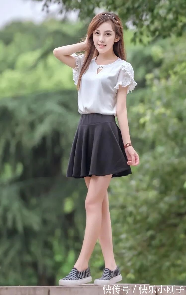 短款 白色圆领小衫,一条黑色短款百褶裙,秀出少女美腿,更加的美丽!