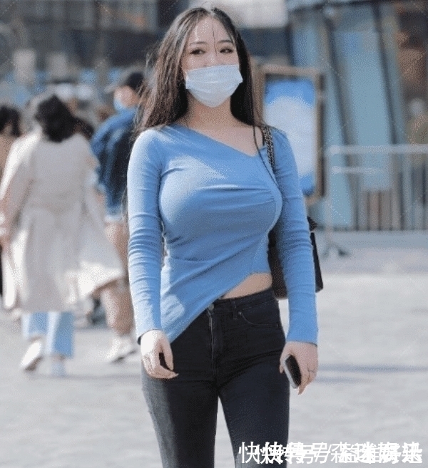 蓝色|不规则的蓝色上衣，只适合微胖女人穿，否则穿不出这时髦效果