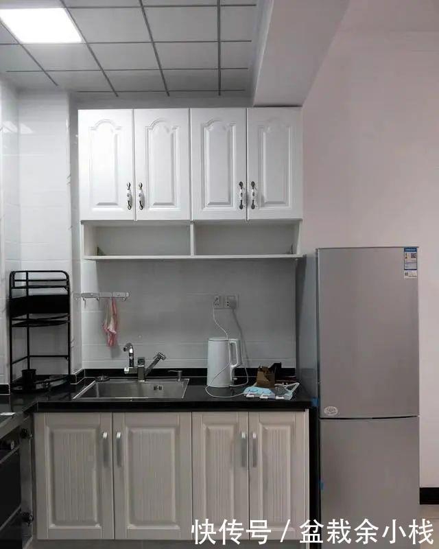 好地方|洗衣机上方是个好地方,吊柜加隔板用来收纳,这个设计参考一下