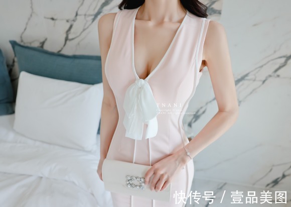 孙允珠|女神孙允珠时尚搭配:砂糖蜜雪月桂淡粉修身及膝裙