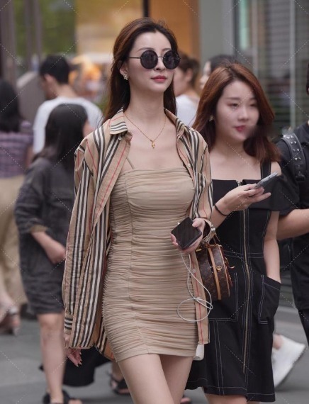 裙子合不合身先不说,关键这颜值也太高了吧