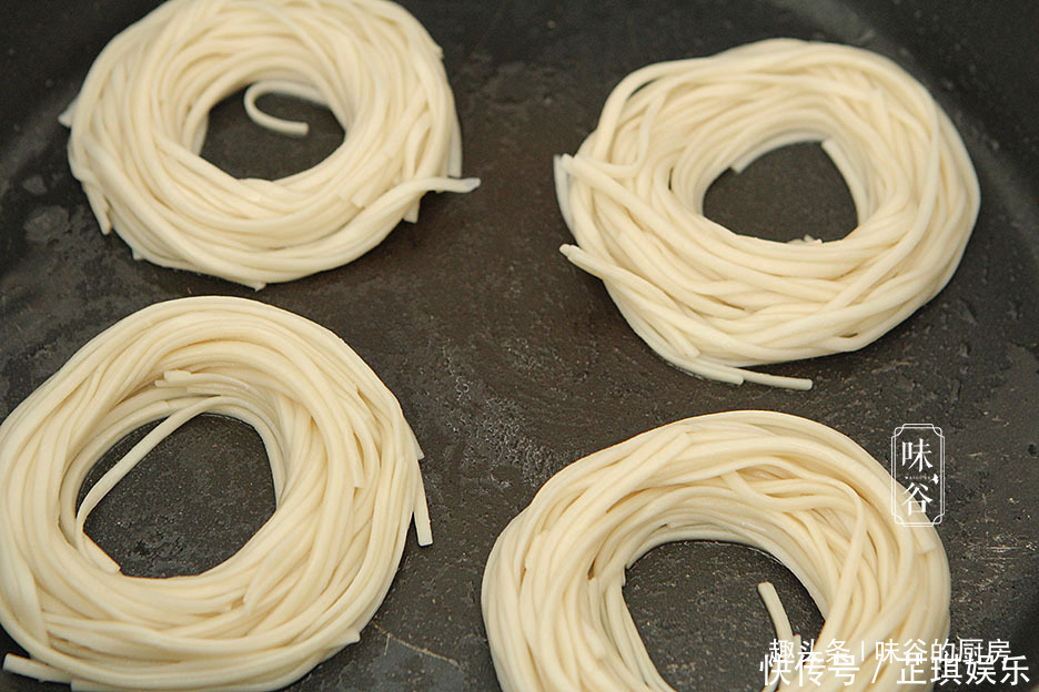 早餐面条的新做法，做成早餐饼，孩子连吃好几个，10分钟就搞定