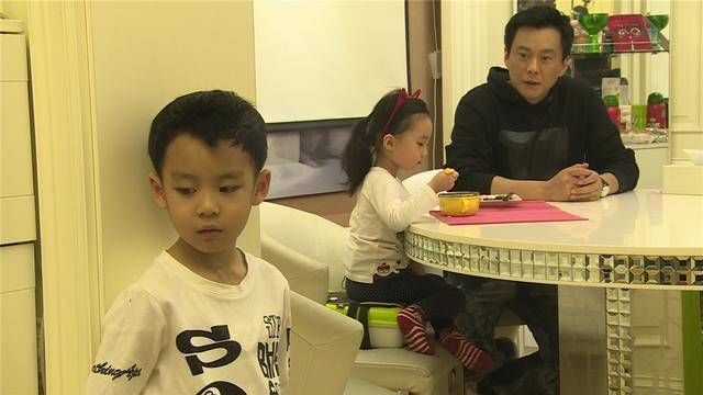 二宝|“为啥弟弟有蛋花汤我没有?”14岁女孩质问奶奶后吃下30颗药