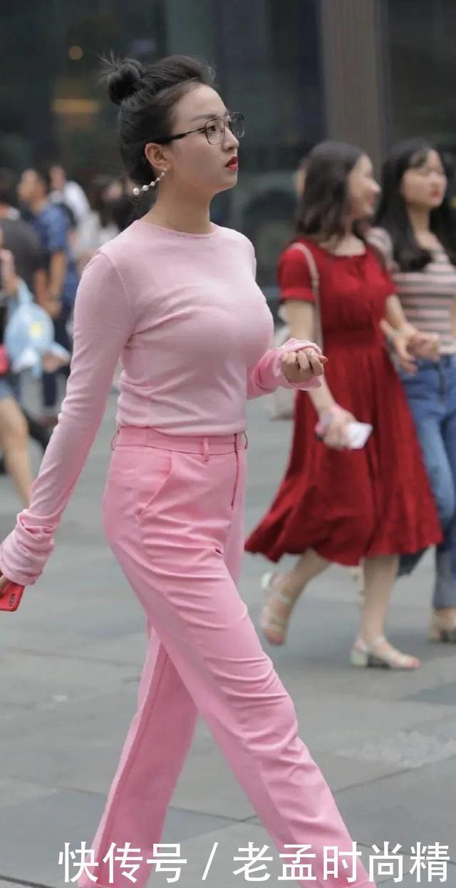 街拍:小个子女生别穿高腰裤了, 粉色打底衫搭配直筒裤, 舒适百搭又大气