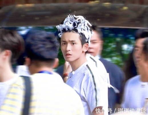 小蛮腰 张哲瀚、许凯录制跑男,两人头上铺满了泡沫,这是玩游戏输了吗