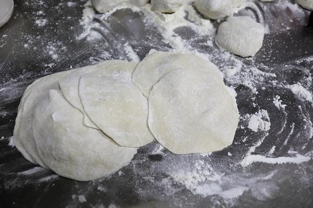 酱香浓郁的猪肉粉条包子,这么做倍儿香,玩儿似的吃3个没过瘾