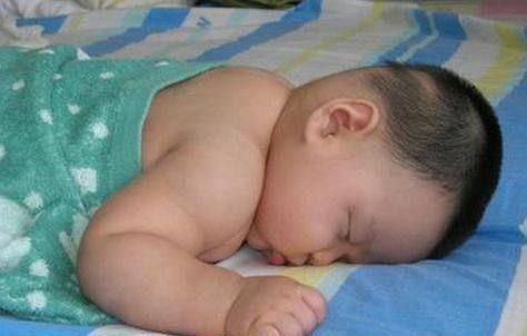 胃部|宝宝睡姿大有讲究,睡不对会有健康隐患,家长不妨对照看看